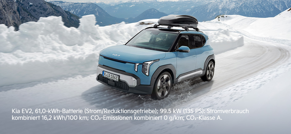 Kia EV2 Elektroauto mit 61,0-kWh-Batterie auf schneebedeckter Straße in bergiger Landschaft.